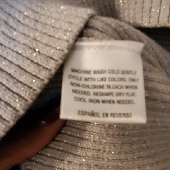 Beautiful sweater. - Picture 4 of 4